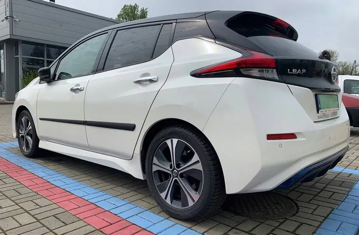 nissan-leaf-listwy-boczne-jakosc-czesci-zgodnie-z-gvo-p-zamiennik-o-jakosci-porownywalnej-do-oryginalu