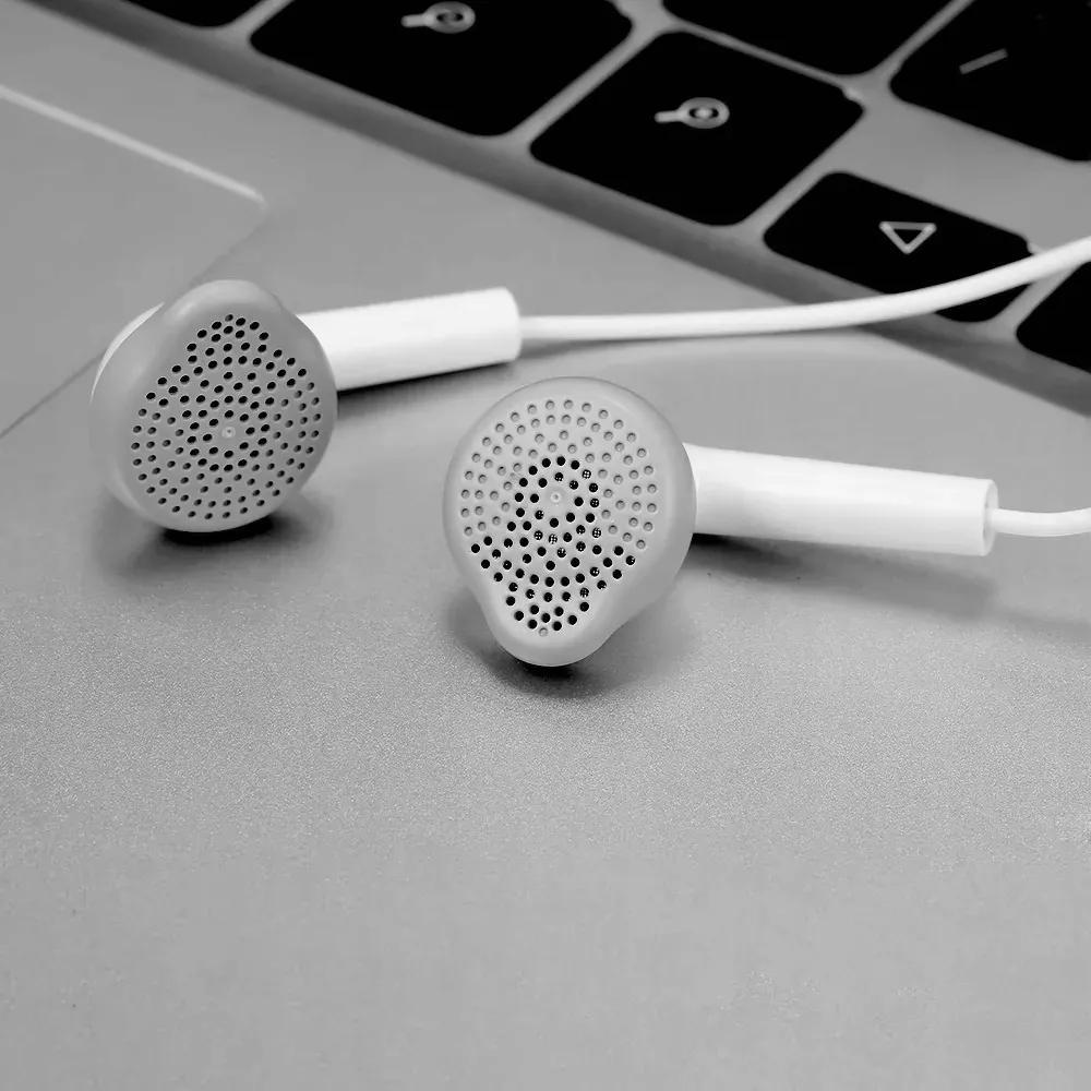 sluchawki-douszne-ehs61asfwe-usb-c-mikrofon-stan-nowy