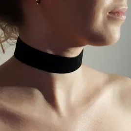 elastyczny-szeroki-choker-na-szyje-czarny-aksamitny-zamszowy-naszyjnik