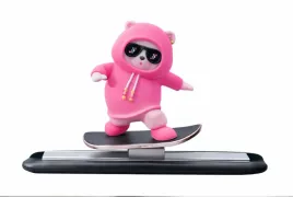ozdoba-do-samochodu-panda-na-desce-deskorolce-mis-skejter-figurka-plywajaca