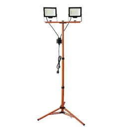 2-x-naswietlacz-led-50w-na-statywie-do-magazynu-hali-do-oswietlania-scian