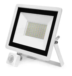 naswietlacz-led-50w-4000k-z-czujnikiem-ip65-biala-przed-dom-na-parking