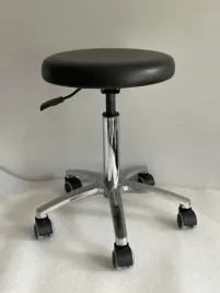 taboret-obrotowy-stolek-na-kolkach-medyczny-ekoskora