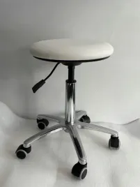 taboret-obrotowy-stolek-kosmetyczny-na-kolkach-czarny-uni-ekoskora-bialy