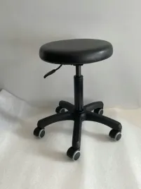 taboret-stolek-krzeslo-robocze-obrotowy-na-kolkach-eko-skora-czarny
