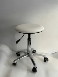 taboret-stolek-krzeslo-robocze-obrotowy-na-kolkach-eko-skora-bialy-zestaw