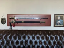 szabla-polska-palasz-oficerski-wz-1976-marynarki-wojennej-z-pochwa-na-tablo