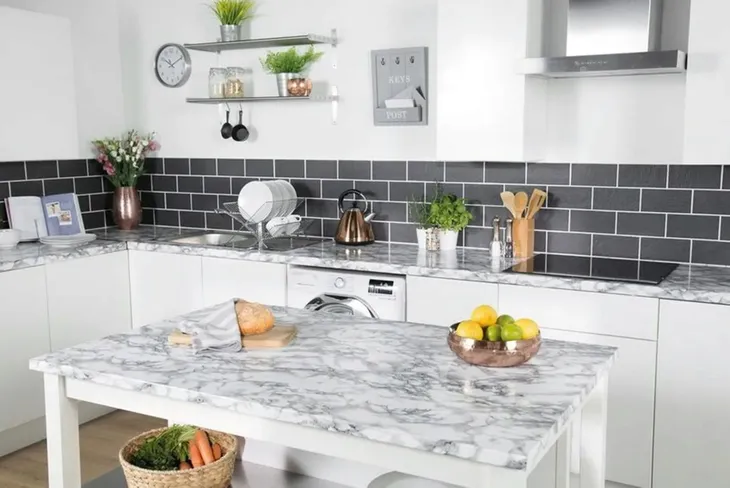 okleina-marmur-bialo-czarny-folia-samoprzylepna-pcv-odnowa-mebli-45x100-motyw-marmur