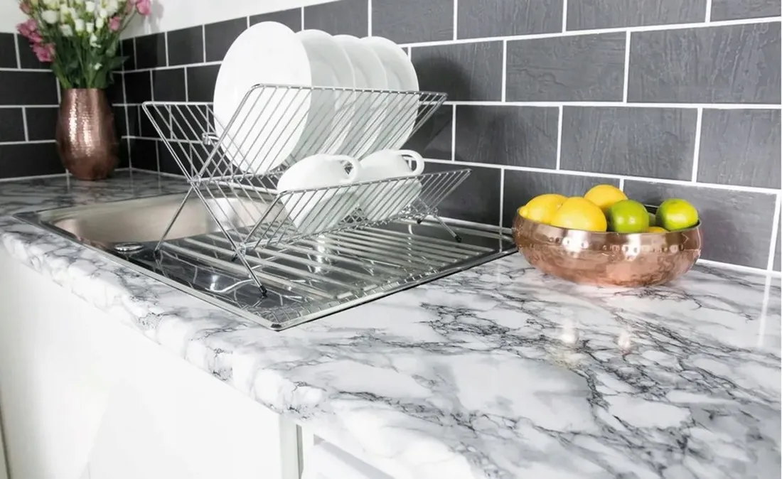 okleina-marmur-bialo-czarny-folia-samoprzylepna-pcv-odnowa-mebli-45x100