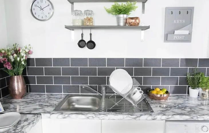 okleina-marmur-bialo-czarny-folia-samoprzylepna-pcv-odnowa-mebli-45x100-marka-decomeister