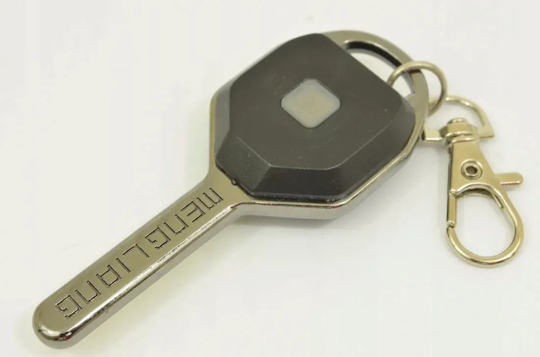 latarka-kluczyk-samochodowy-brelok-led-breloczek