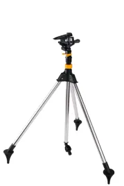 zraszacz-impulsowy-na-statywie-trojnogu-ogrodowy