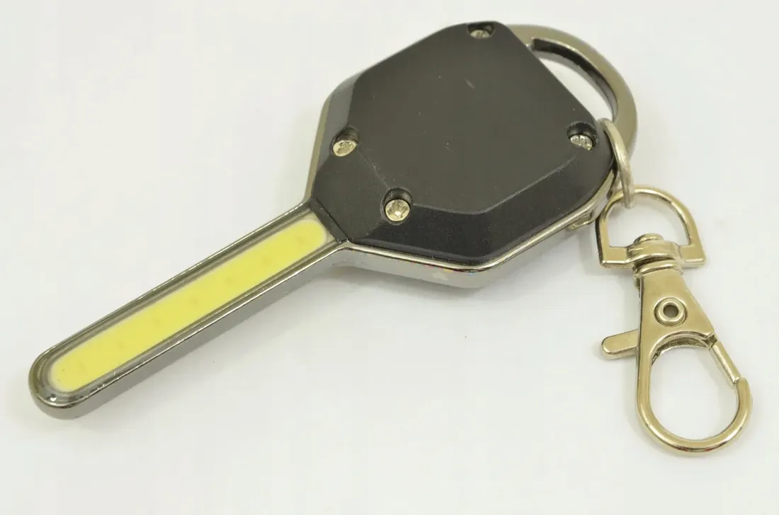 brelok-swiecacy-kluczyk-samochodowy-led-breloczek