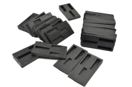 kliny-do-montazu-podlogi-drzwi-paneli-okien-25-szt