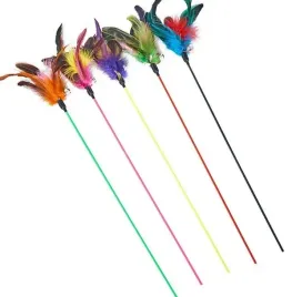 zooroom-plastikowa-wedka-z-kolorowym-piorkiem-i-dzwoneczkiem-63cm