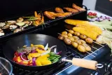 grill-gazowy-campingaz-select-4-lx-plus-cechy-dodatkowe-kolka-pojemnik-na-tluszcz-pokrywa-polka-regulacja-temperatury-szafka-termometr