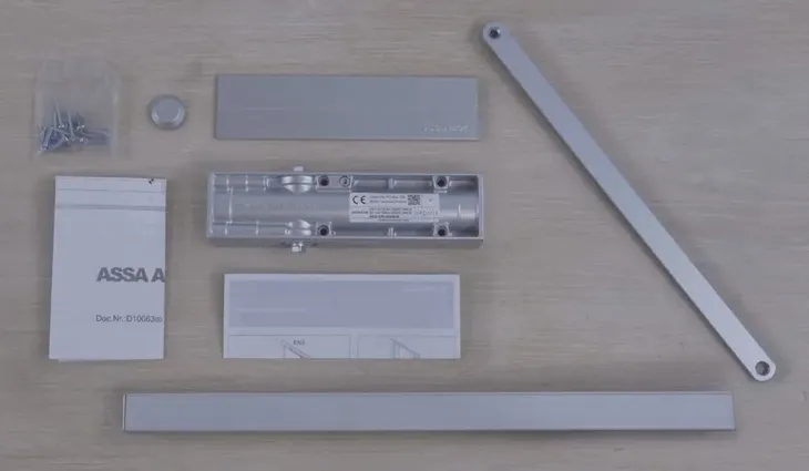 samozamykacz-szynowy-assa-abloy-dc140-bialy-maksymalna-szerokosc-drzwi-90-cm