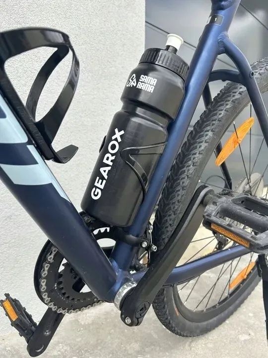 zestaw-bidon-rower-750-ml-uchwyt-koszyk-sruby-stan-nowy