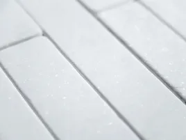 naturalny-plaski-kamien-elewacyjny-bialy-thassos-z-brokatem