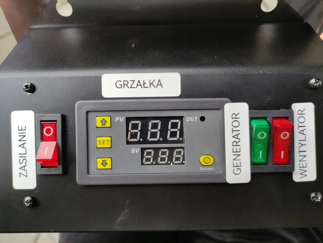 sterownik-do-wedzarni-metalowy-z-regulacja-temperatury-waga-z-opakowaniem-1-kg