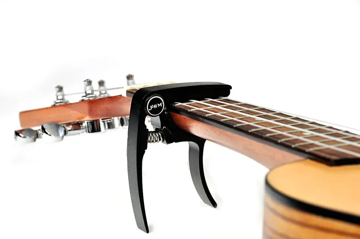 jeremi-u20-czarny-kapodaster-do-ukulele-marka-jeremi