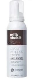 milk-shake-whipped-pianka-farbuje-na-cieply-braz
