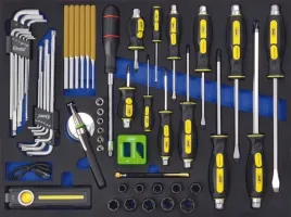 klucze-wkretaki-pokretlo-nasadki-wybijaki-latarka