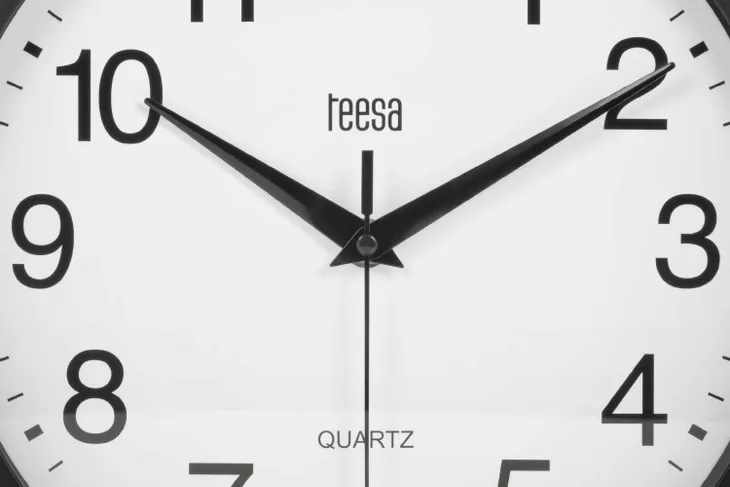 zegar-scienny-czarny-25-cm-tessa-tas0037b-material-dominujacy-metal