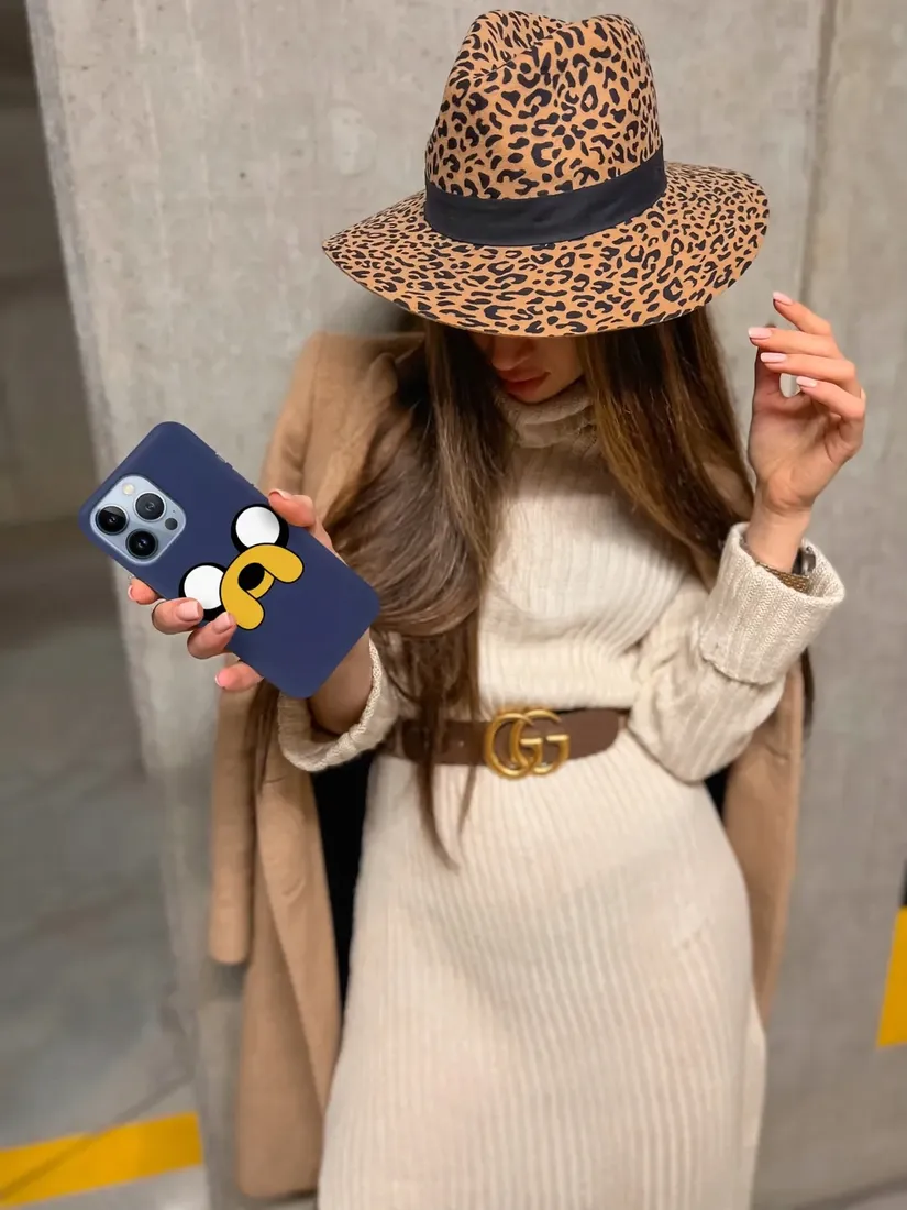 etui-mat-granat-do-iphone-13-pro-popularne-wzory-stan-nowy