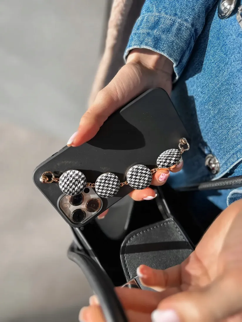 etui-mat-blink-do-iphone-14-pro-pepitka-lancuszek