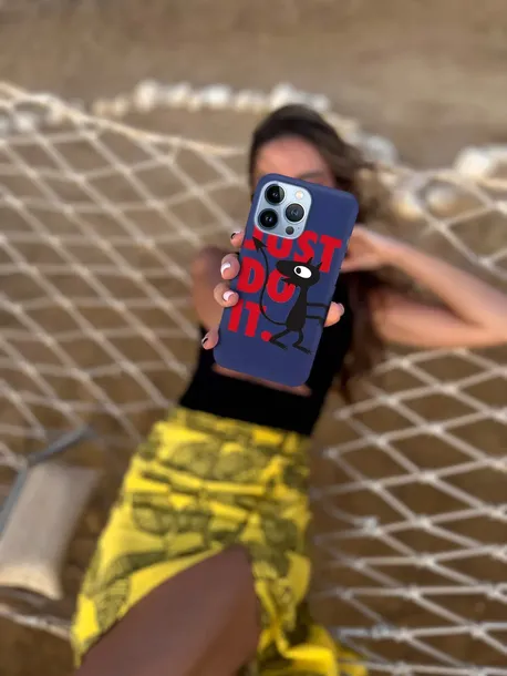etui-mat-granat-do-iphone-14-pro-max-seriale-wzory-dedykowany-model-iphone-14-pro-max