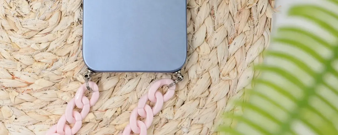 etui-metalic-niebieski-lancuszek-do-iphone-13-mini