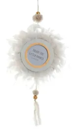 wiszaca-drewniana-ramka-zdjecia-piora-biale-10x10