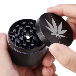 mlynek-grinder-czarny-aluminiowy-weed-crusher-susz-przyprawy-grawer-wzory