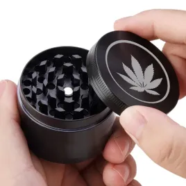 mlynek-grinder-czarny-aluminiowy-weed-crusher-susz-przyprawy-grawer-wzory