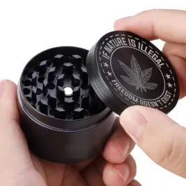 mlynek-grinder-czarny-aluminiowy-if-nature-is-illegal-susz-grawer-wzory