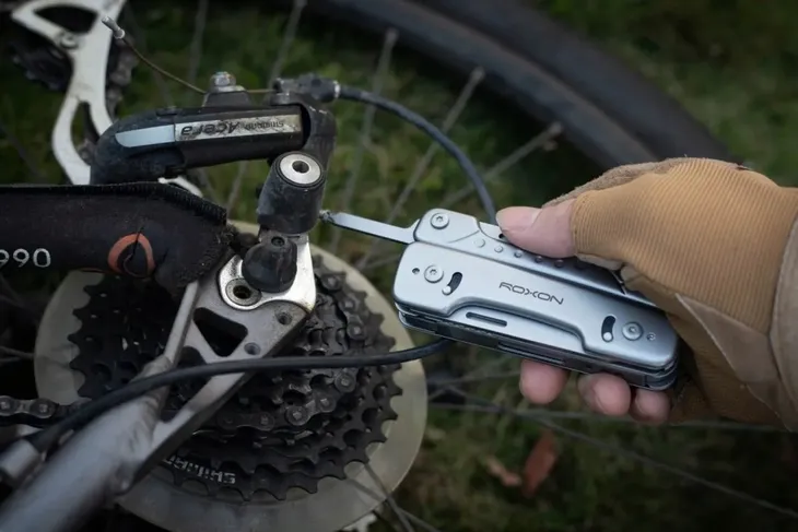 multitool-roxon-phantom-s802s-wym-noz-i-przecinak-stan-nowy-narzedzia-miarka-nozyczki-ostrze-otwieracz-do-kapsli-otwieracz-do-puszek-otwieracz-skrzyn-pila-pilnik-przecinak-sciagacz-do-izolacji-srubokret-krzyzakowy-szczypce