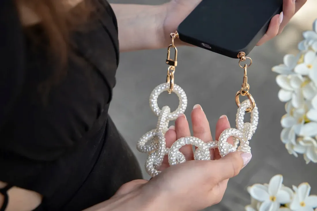 etui-mat-czarne-blink-perlowe-kola-do-iphone-se3