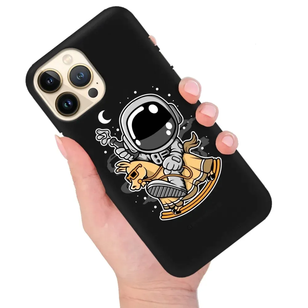 etui-matowe-do-iphone-13-pro-max-kosmonauta-wzory-stan-nowy