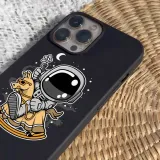 etui-matowe-do-iphone-13-pro-max-kosmonauta-wzory-stan-nowy
