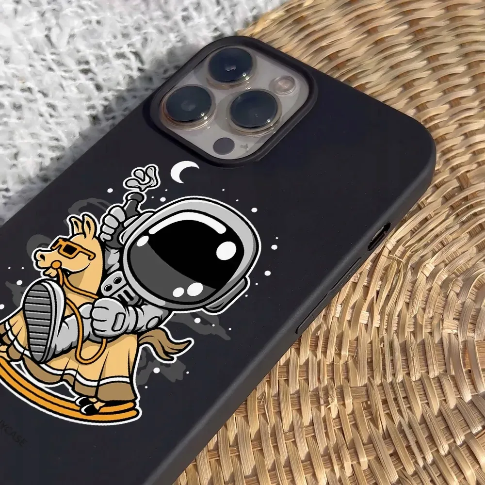 etui-matowe-do-iphone-13-pro-max-kosmonauta-wzory