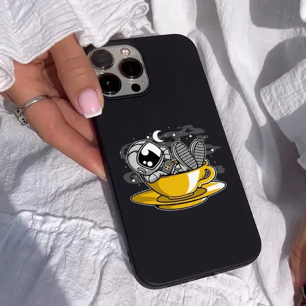 etui-matowe-do-iphone-13-pro-max-kosmonauta-wzory-przeznaczenie-apple