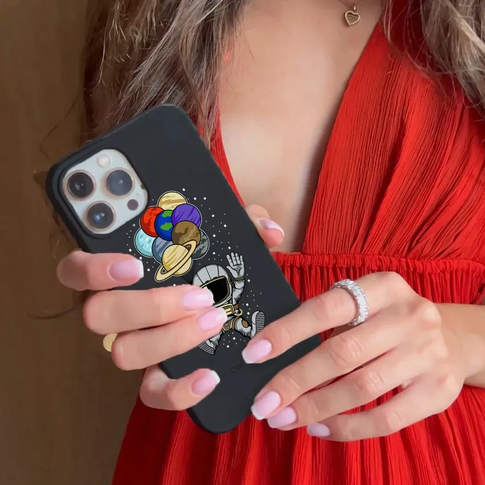 etui-matowe-do-iphone-13-pro-max-kosmonauta-wzory-stan-nowy