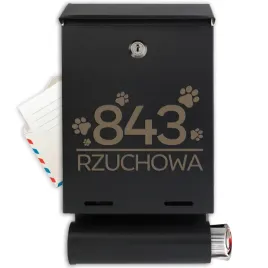 czarna-skrzynka-pocztowa-z-tuba-adresowa-i-wspanialym-grawerowanym-wzorem