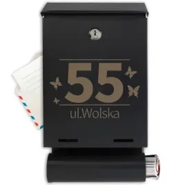 czarna-skrzynka-pocztowa-z-tuba-adresowa-i-wspanialym-grawerowanym-wzorem