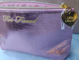 kosmetyczka-too-faced-z-suwakiem-zamkiem-piekna-rozowa-blyszczaca