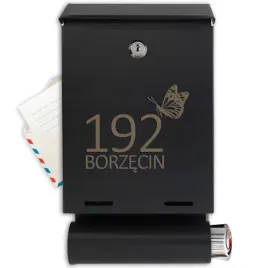 czarna-skrzynka-pocztowa-z-tuba-adresowa-i-wspanialym-grawerowanym-wzorem