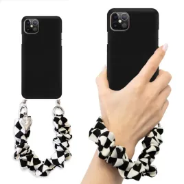 etui-matowe-do-iphone-12-lancuszek-szachownica