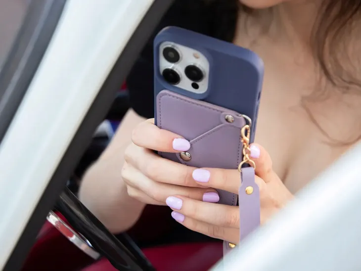 etui-mat-granat-do-iphone-11-fioletowa-kieszonka-typ-plecki