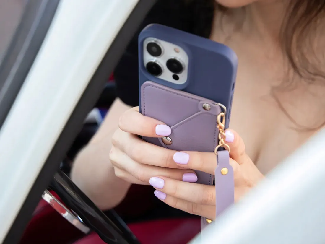 etui-mat-granat-do-iphone-11-fioletowa-kieszonka
